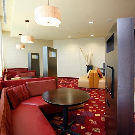 Holiday Inn Fitchburg-Waterpark Екстер'єр фото