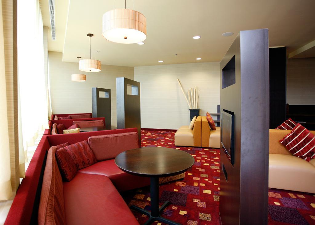 Holiday Inn Fitchburg-Waterpark Екстер'єр фото