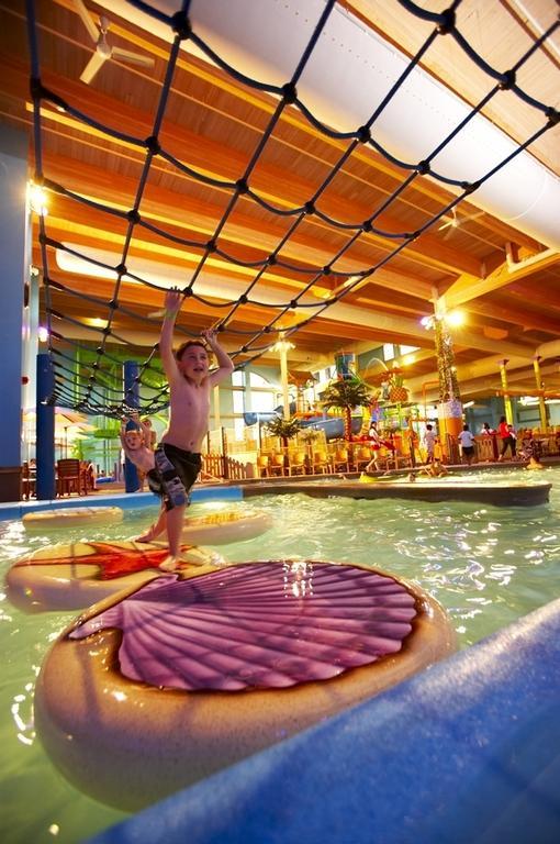 Holiday Inn Fitchburg-Waterpark Екстер'єр фото